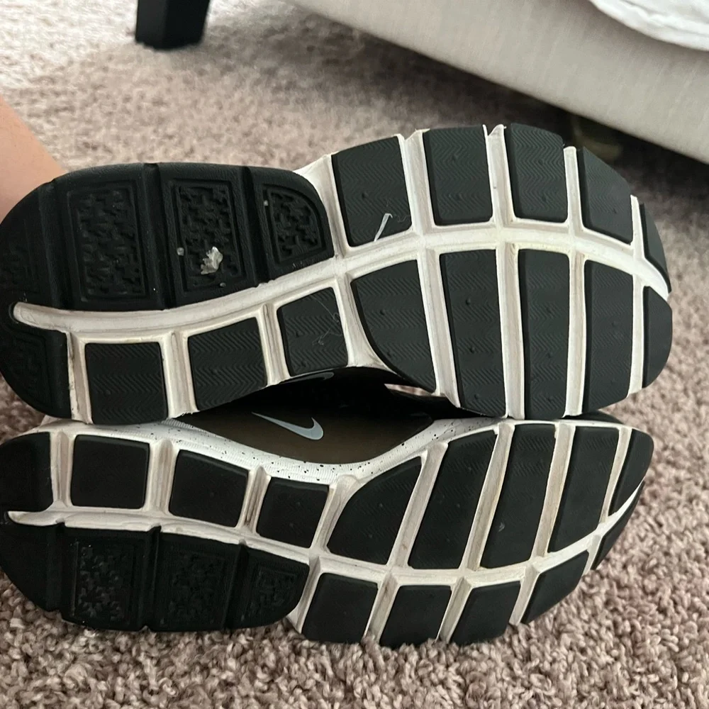 Women’s Nike Dart Shoes - Picture 3 of 6